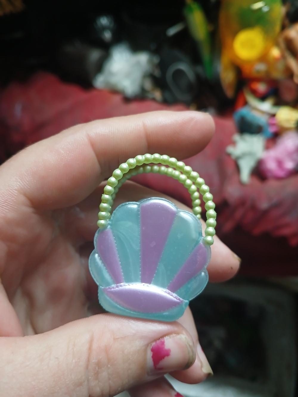 toy seashell-shaped purse with light green beaded handles L.o.l Suprise